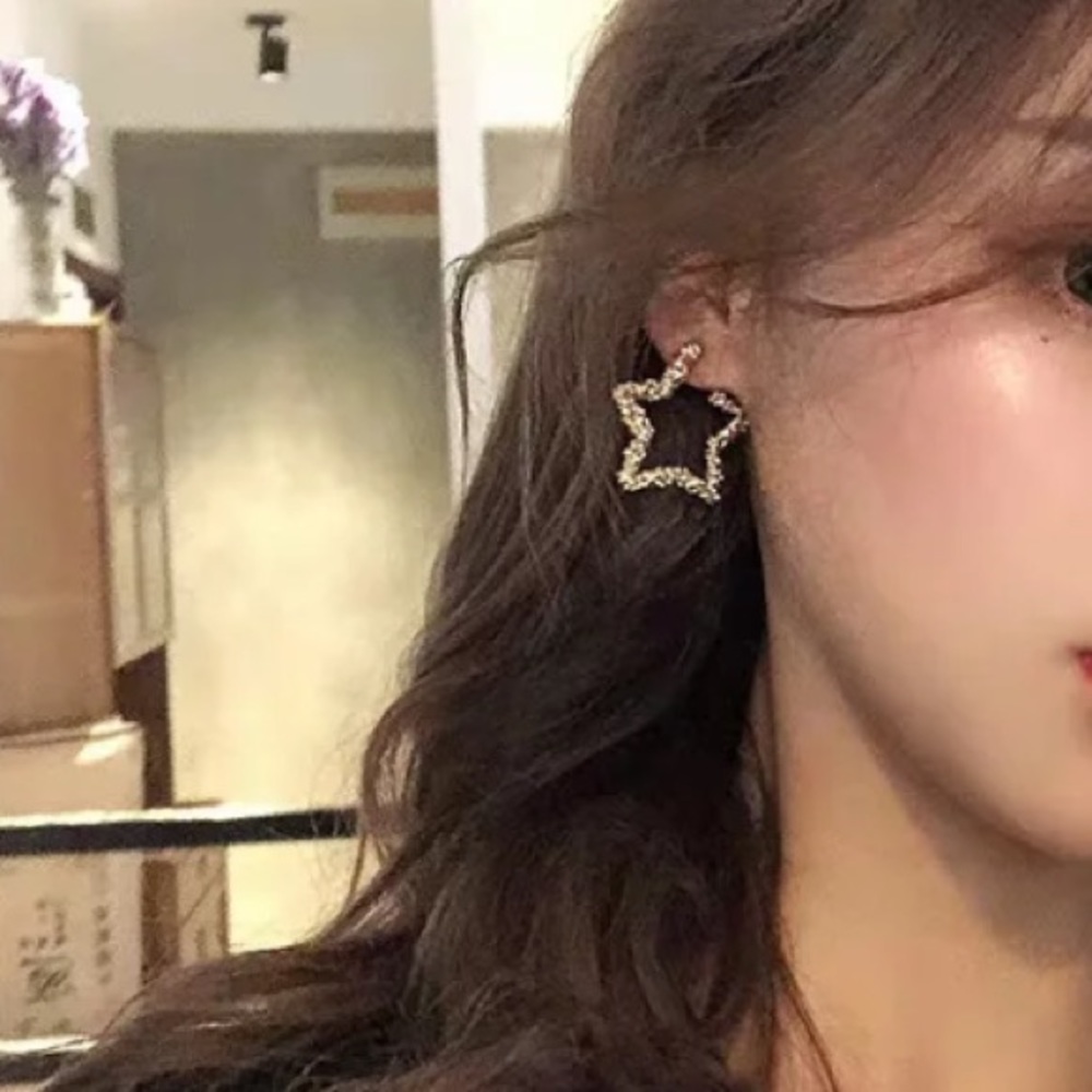 Gold Tone Star ⭐️ Earrings - Picture 3 of 4